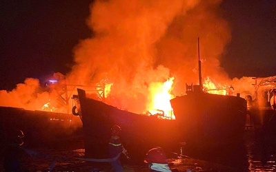 4 tàu cá đang neo đậu bất ngờ bốc cháy dữ dội trên sông Trà Bồng