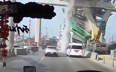 Cần cẩu khổng lồ đổ sập xuống đường, đè bẹp nhiều ô tô