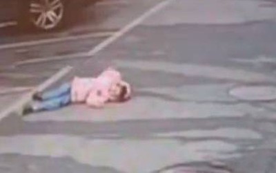 Bé gái ngất xỉu trên phố rồi tử vong khi không tìm thấy mẹ