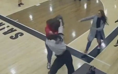 2 bà mẹ túm tóc, lao vào đánh nhau dữ dội ngay trong trường học