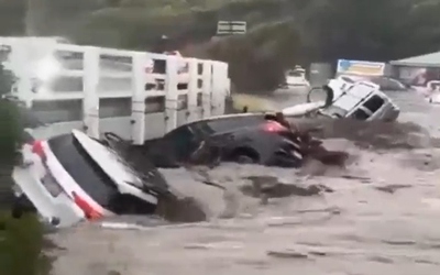 Hàng chục xe ô tô bị nước lũ cuốn trôi, người dân bất lực đứng nhìn