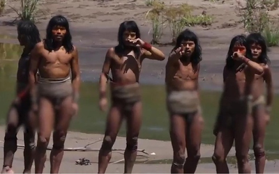 Bộ lạc chưa từng tiếp xúc với bên ngoài: Những hình ảnh gây ngỡ ngàng