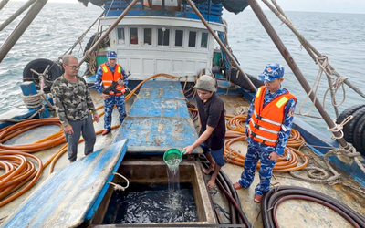 Bắt giữ tàu cá chở dầu trái phép trên biển
