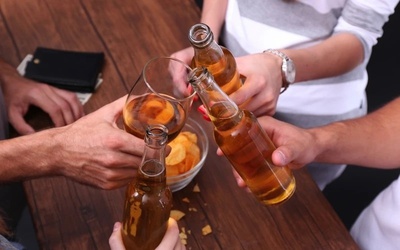 Cuối năm nhậu nhẹt dồn dập, bác sĩ lên tiếng cảnh báo nguy cơ ngộ độc rượu