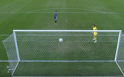 Ăn mừng quá sớm, thủ môn nhận cái kết bẽ mặt vì quả penalty "kỳ lạ"