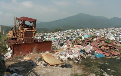 Bãi rác thải hết hạn: Cấp thiết việc xây dựng nhà máy xử lý chất thải