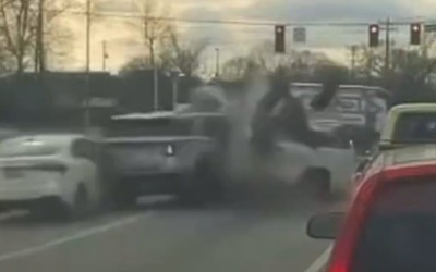 Đạp nhầm chân ga, nữ tài xế tông trúng 3 ô tô đang dừng đèn đỏ