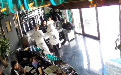 2 thiếu nữ bị lừa đi làm công nhân rồi bán cho quán karaoke