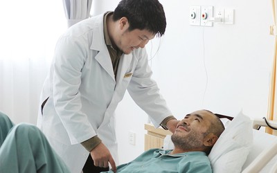 Đại phẫu trong đêm cứu sống du khách nước ngoài bị chấn thương sọ não nặng tại Phú Quốc