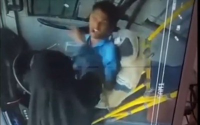Người phụ nữ túm cổ áo, đánh tài xế ngay trên xe buýt