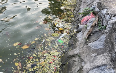 Hồ điều hòa Mai Dịch ngập rác, môi trường xuống cấp nghiêm trọng