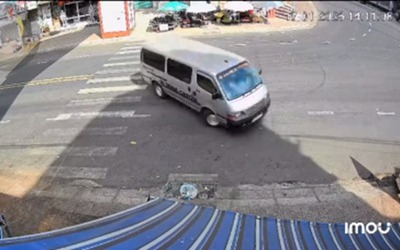 Bắt tài xế lái ô tô liên tục chạy vòng tròn gây náo loạn trên đường