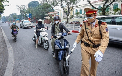 Cứ hồn nhiên làm điều này khi đi xe máy, nhiều người không hay biết có thể bị phạt tới 14 triệu đồng