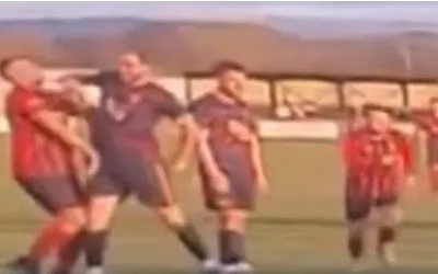 Clip: Thúc cùi chỏ vào mặt đối thủ, nam cầu thủ nhận ngay kết đắng