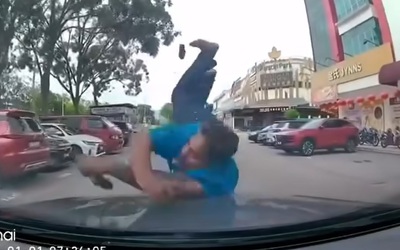 Người đàn ông bất ngờ lao thẳng vào đầu xe ô tô đang chạy