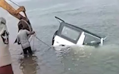 Xe ô tô lao xuống biển, nam tài xế tử vong thương tâm