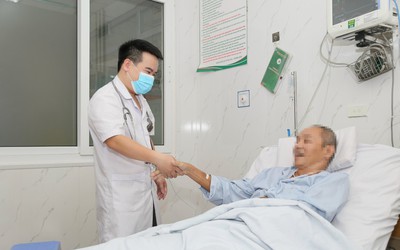 Cấp cứu thành công bệnh nhân đột ngột ngã gục khi chơi tennis