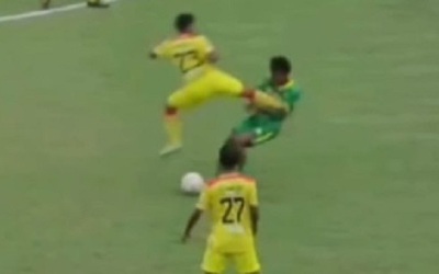 Tung cú đá kungfu hạ gục đối phương, cầu thủ bị đuổi khỏi sân