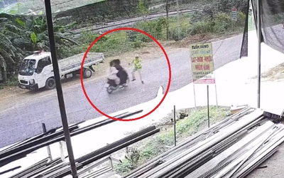 Xe máy kẹp ba tông Thượng úy CSGT gãy chân