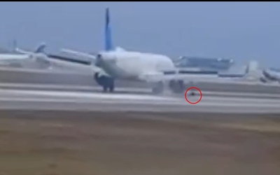 Máy bay rơi bánh trước khi đang hạ cánh trên đường băng