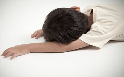 Tự lấy thuốc của người lớn uống “cho hết đau đầu”, 3 cháu bé co giật khiến cả nhà hốt hoảng