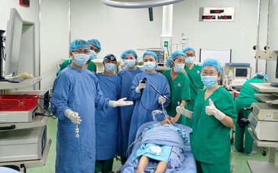 Bé trai 7 tuổi bị hóc dị vật đường hô hấp do thói quen nguy hiểm khi học bài