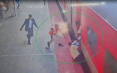 Cố gắng nhảy lên tàu, hai cha con bị kéo lê trên sân ga