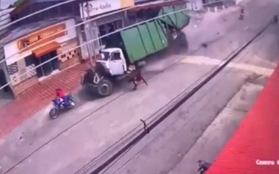 Xe chở rác đâm trúng nhiều phương tiện trên phố, 8 người thương vong