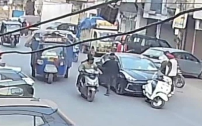 Nhóm đàn ông chặn xe ô tô, bắt cóc người phụ nữ trên phố