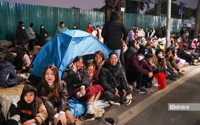 Người dân háo hức đi xem màn pháo hoa lớn nhất lịch sử mừng Đại hội Đảng