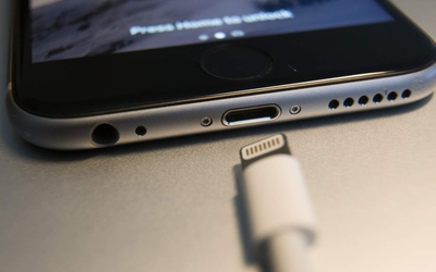 Vừa dùng điện thoại vừa cắm sạc, cô gái bị điện giật tử vong