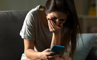 Nghi chồng ngoại tình, vợ xem điện thoại thì phát hiện "bí mật" đáng sợ