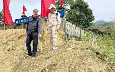 Phát hiện bom chùm sát cổng trường tiểu học, lực lượng chức năng khẩn trương xử lý