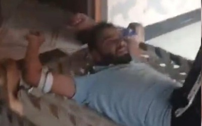 Con dâu trói chồng say rượu vào giường, mẹ chồng liền báo cảnh sát