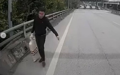 3 người đàn ông nhặt được bao tải chứa 1 tỷ đồng tiền mặt trên cao tốc