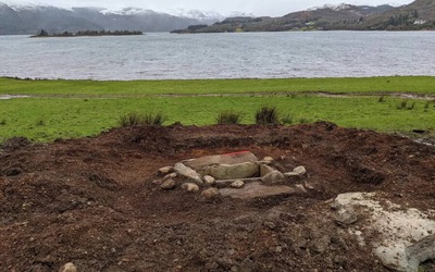 Đang cày ruộng, người nông dân đào trúng ngôi mộ cổ