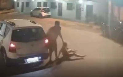 Gã đàn ông hành hung người phụ nữ ngay trên phố và cái kết