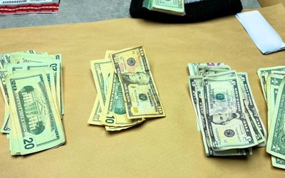 Người đàn ông sốc nặng khi thấy tiền mặt rơi rải rác khắp sân nhà