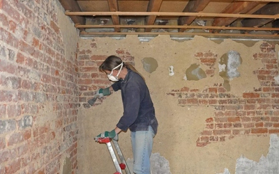 Cải tạo nhà, cặp vợ chồng phát hiện ra "kho báu" ẩn giấu trong tường