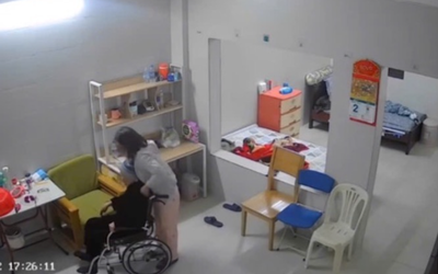 Soi camera, con trai bất ngờ phát hiện mẹ già 90 tuổi nhiều lần bị giúp việc bạo hành