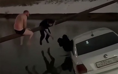 3 người đàn ông giải cứu bé trai khỏi chiếc taxi bị chìm