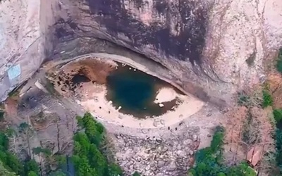 "Mắt rồng" bí ẩn bất ngờ xuất hiện giữa vách đá