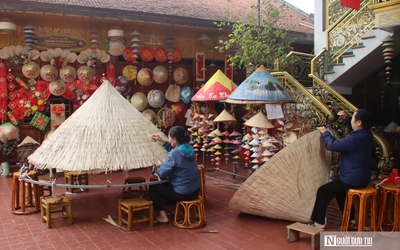 Du khách thích đến làng Chuông nhưng... ngại mua nón mang về