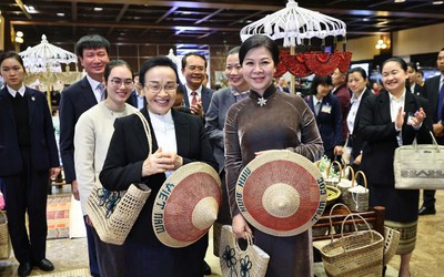 Hai Phu nhân Tổng Bí thư Việt - Lào thăm cố đô Hoa Lư