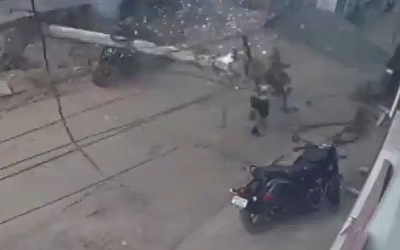 Cột điện đổ sập xuống đường, cậu học sinh thoát chết trong gang tấc