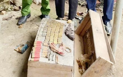 Đi tập thể dục, người phụ nữ phát hiện chiếc hòm chứa nhiều súng, lựu đạn