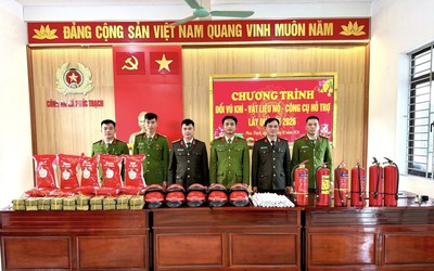 Hà Tĩnh: Người dân mang súng AK đến công an xã đổi lấy bánh chưng