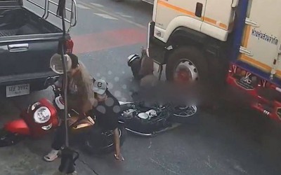 Ngã trước đầu xe tải, người đàn ông suýt bị cán tử vong