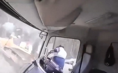 Lở đất, tài xế sợ hãi nhảy khỏi xe tải rồi bỏ chạy