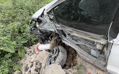 Hiện trường vụ tai nạn liên hoàn 4 ô tô ở Hà Nội, 3 xe biến dạng